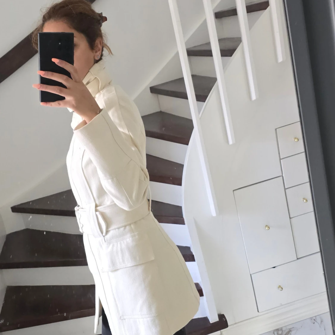 Elegant krämfärgad kappa med bälte – figursydd och stilren - 2