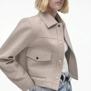 kappa Zara (croppad) - Beige croppad kappa från Zara i xs och använtskick, väldigt mysig och snygg nu till hösten. 🍁skriv privat för fler bilder 