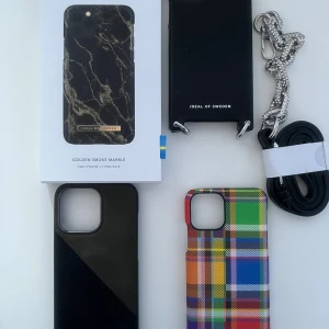 Ideal of Sweden iPhone 11 Pro/XS/X Skal & Accessoarer - Flera snygga och funktionella mobilskal för iPhone 11 Pro/XS/X från Ideal of Sweden. Inkluderar Golden Smoke Marble, svart läderskal med kedja, färgglatt rutigt skal och tillbehör. Skalen är i mycket gott skick, vissa i originalförpackning. Perfekt för att skydda och styla din mobil.Pris 70kr st eller 300kr för alla fem😊