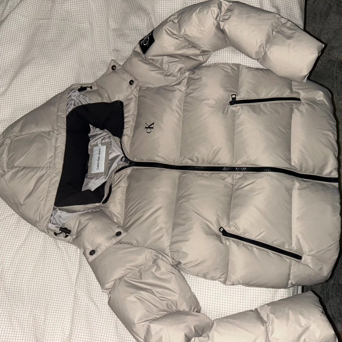 Beige pufferjacka från Calvin Klein