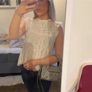 Vit topp💞 - Säljer en söt vit blus med spetsdetaljer och broderier. Typ i linne tyg och så skön💕 Se bild 3 för defekten vid axeln💓
