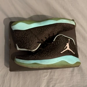 Jordan Ultra.Fly svart/turkos sneaker - Har används men inte slitna har bara inte tvättat de därför säljer jag för extra billigt. Ny pris på dess Jordan ultra fly är cirka 2600kr. Box kommer med när du köper.
