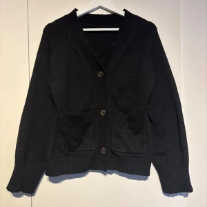 Svart stickad kofta med fickor - Populära koftan från lager157, använd endast en gång