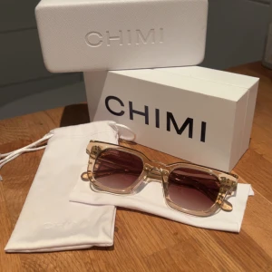 Chimi solglasögon 04 Ecru✨ - Snygga solglasögon från Chimi med transparent beige båge och fyrkantig form. Glasen är bruna med en lätt toning som ger cool vibe. Kommer med originalfodral och box. Perfekt accessoar för att lyfta din stil. Använda ett fåtal gånger,inget som märks. | För mer frågor och funderingar skriv till mig.✨