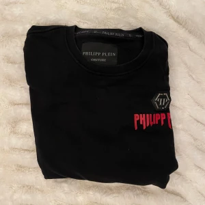 Svart Philipp Plein sweatshirt - Svart sweatshirt från Philipp Plein | Nypris runt 10 000kr 