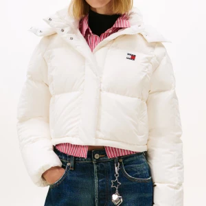 Tommy Hilfigher dunjacka - Säljer denna supersnygga Tommy hilfigher jackan, den passar perfekt till vintern och är i bra skick, nypris är 2999kr! Säljer den för billigt för jag vill bli av med den.