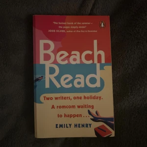 Beach Read av Emily Henry - Okej skick, funkar fint att läsa! Säljer massa fler böcker så kolla gärna in dem!