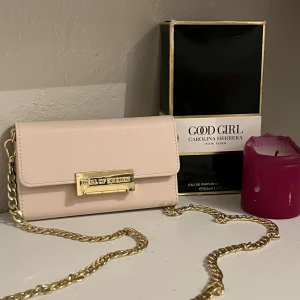 Beige/ rosa kuvertväska från Ideal Of Sweden - Snygg beige/ rosa kuvertväska från Ideal Of Sweden med guldfärgad kedja och metallspänne framtill. Passar iPhone SE och 6