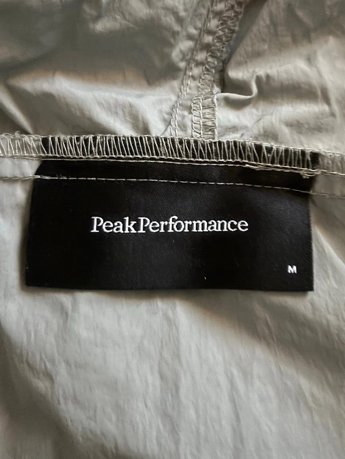Ljusgrå Peak Performance vindjacka  - 3