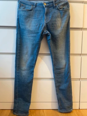 Blå raka jeans från Lee W32 L30 - Jeans från märket Lee och modellen Malone. Storlek W32 L30.