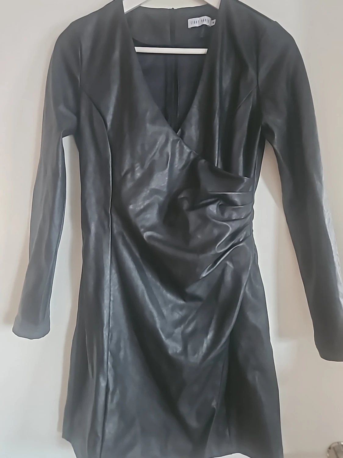 Svart omlottklänning i skinnimitation