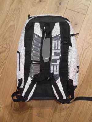 Nike Elite Ryggsäck - Nike Elite ryggsäck Riktigt snygg och rymlig Helt ny och oanvänd  Skickas inom 48h 