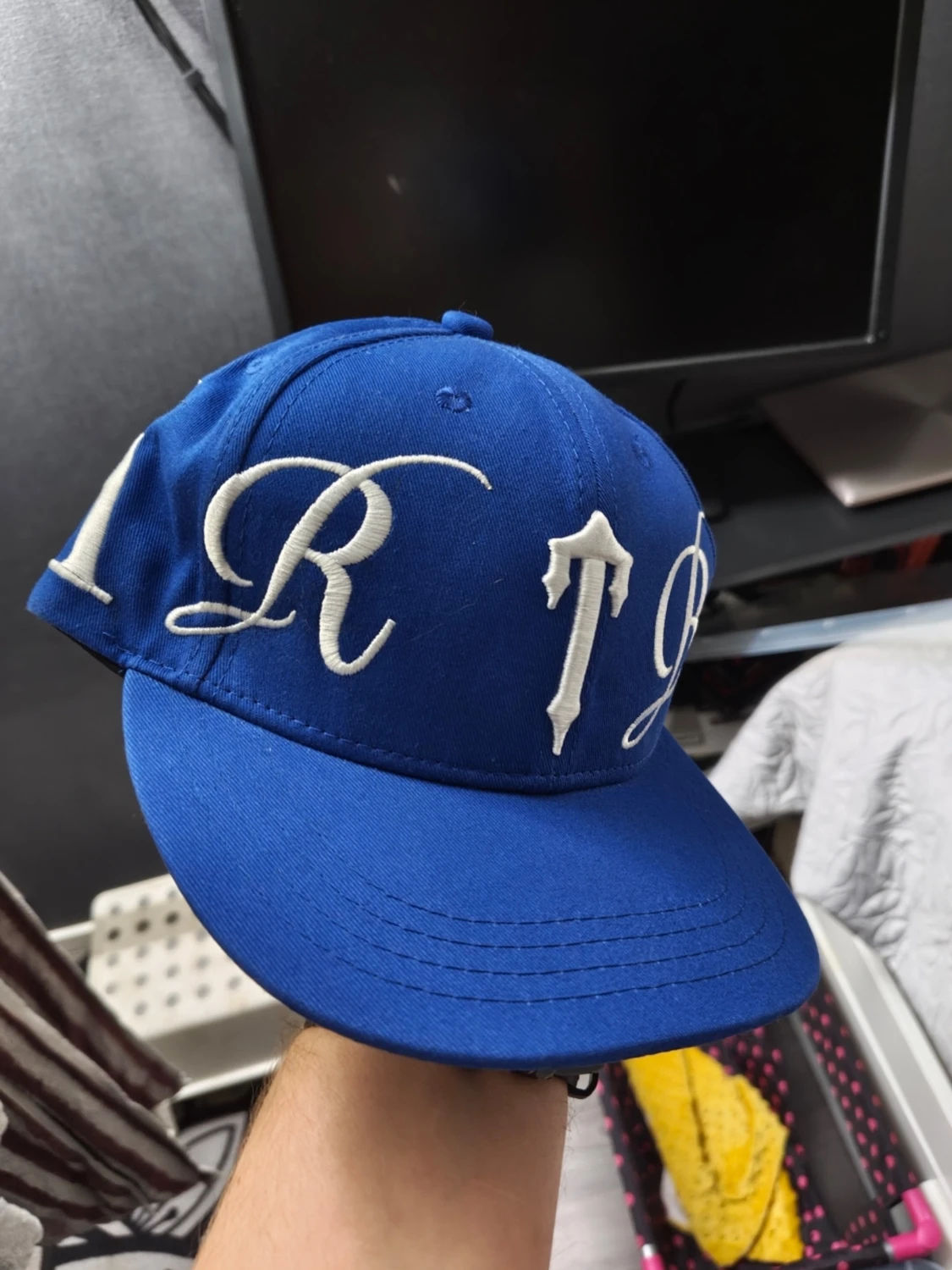 Blå snapback med broderad text