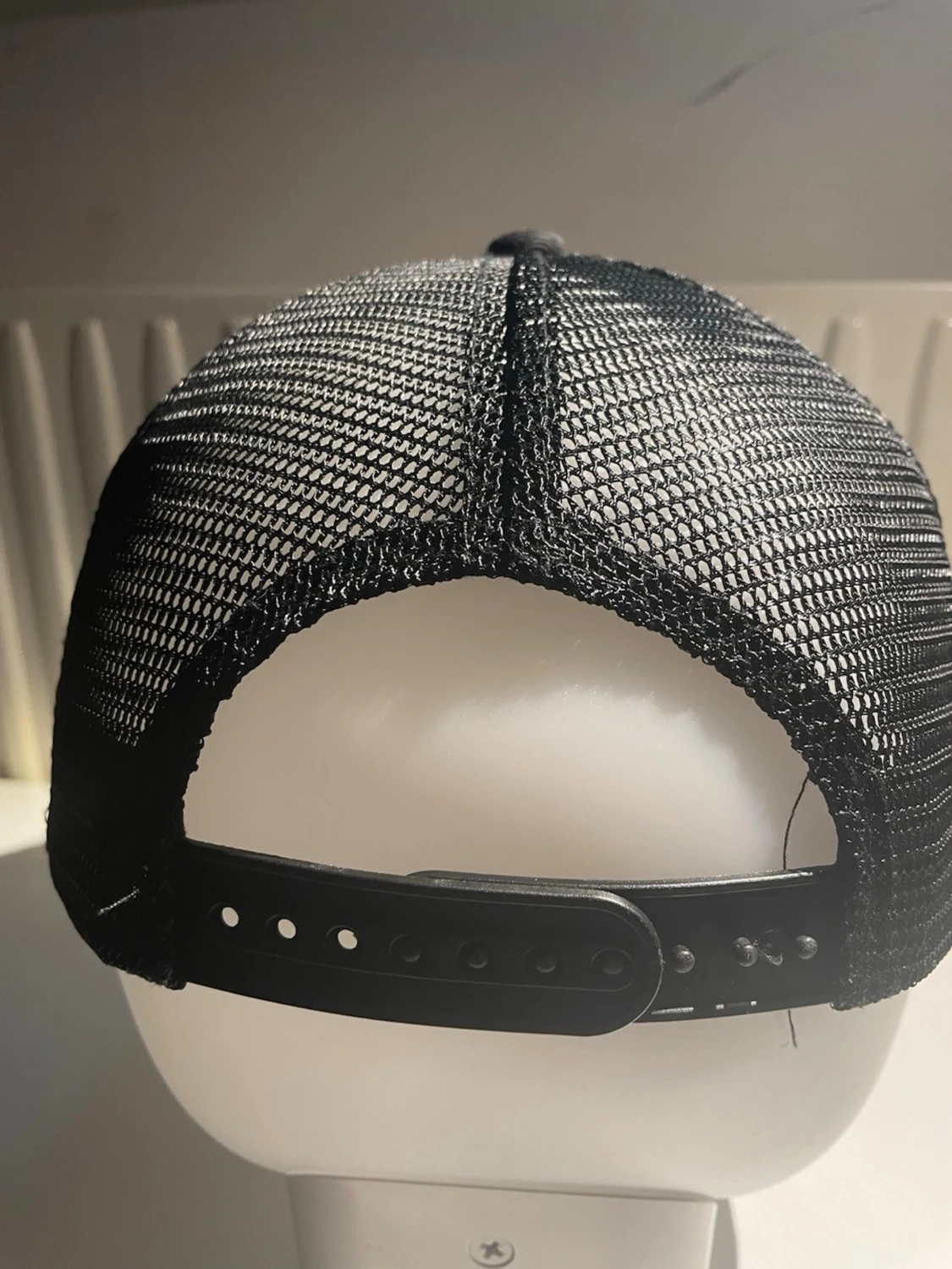 Svart truckerkeps med vargmärke - 1