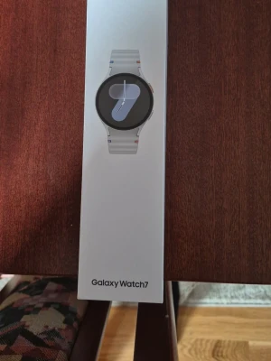 Samsung Galaxy Watch7 silver smartklocka - Snygg och modern Samsung Galaxy Watch7 i silver färg med rund urtavla och stilrent armband. Klockan har en minimalistisk design och passar perfekt för dig som vill ha koll på både träning och notiser direkt på handleden. Kommer i originalförpackning.