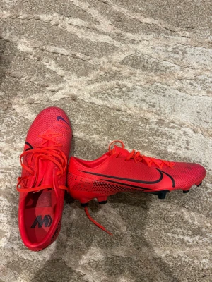 Fotbollskor strl 45 - Nike mecurials academy’s. Storlek 45 och dem är nya har aldrig använt dem. Ser helt nya ut