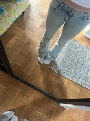 Ljusblå bootcut jeans Cheap Monday - Säljer ett par ljusblå bootcut jeans från Cheap Monday💗Köpta från weekday!