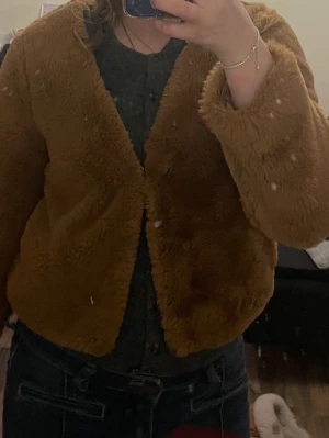 Brun pälsjacka - Mysig brun pälsjacka. Perfekt för våren och en trendig och bekväm look!