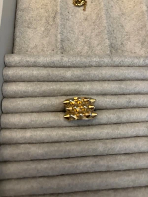 Peak Ring Gold Edblad - Säljer min Edblad ring i Stl 17,5mm, inte använd jätte mycket. Nypris 399 men säljer för 200. Priset ör diskuterbart! 