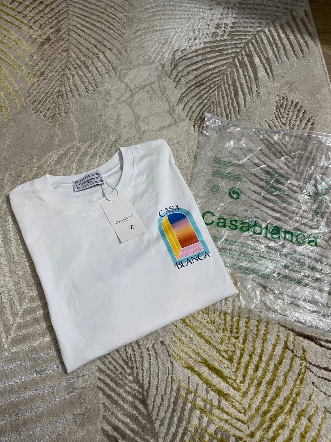 Vit t-shirt från  med tryck