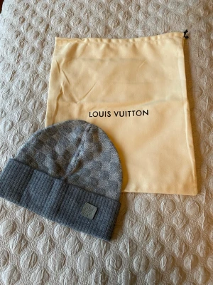 Grå LV Mössa - Grå Louis Vuitton mössa i ull, Dustbag medföljer 