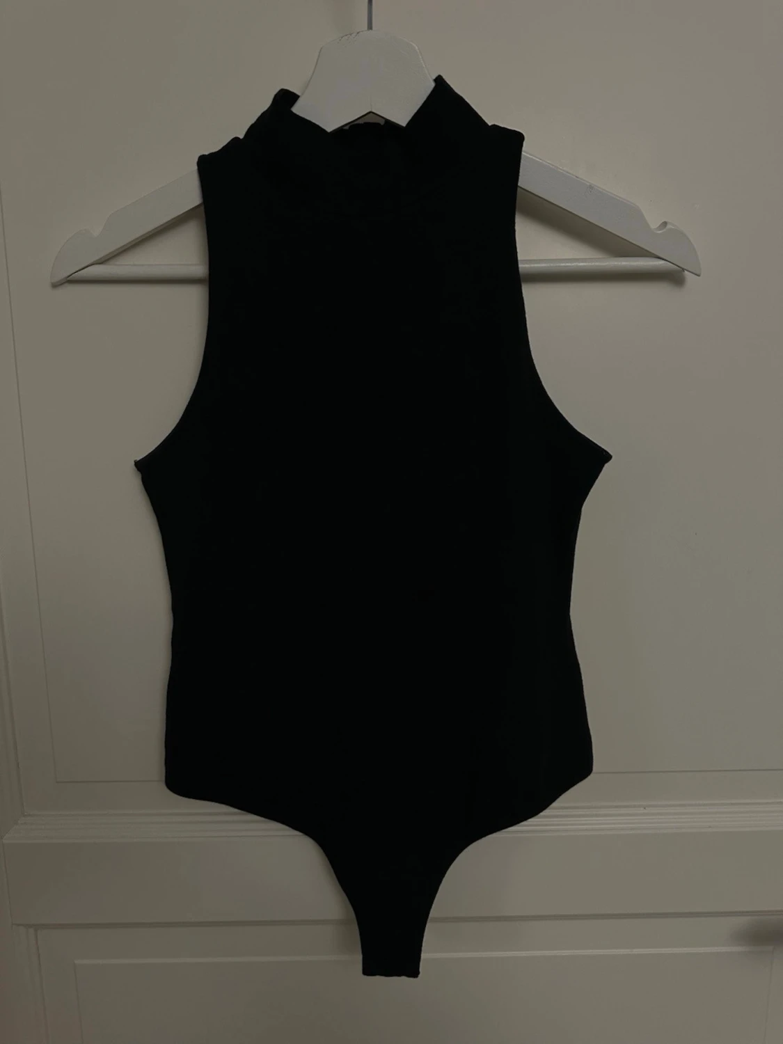 Svart ärmlös body med hög krage - 3