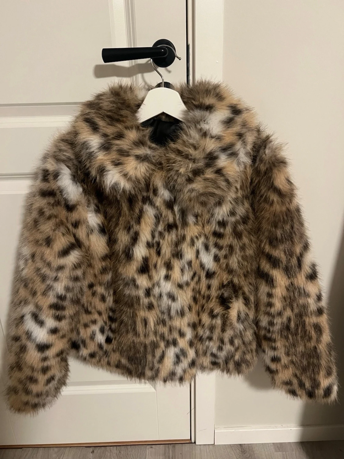 Leopardmönstrad pälsjacka - 1