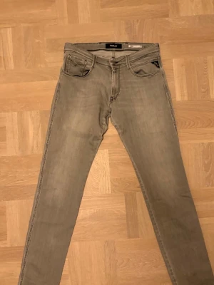 Replay anbass  - Säljer dessa sjukt fina replay anbass. Nyskick, storlek W34. Neutrala och stiliga. Hör av er för eventuella frågor eller funderingar! 