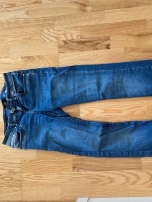 Blå LTB jeans - Snygga blå skinny jeans från LTB med klassisk femficksmodell och slitningar på låren. Jeansen har normal midja och är gjorda i stretchigt denimtyg för skön passform. Perfekta till sneakers eller boots.