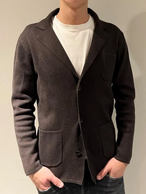 John Henric kofta  - Säljer nu min snygga bruna John Henric kofta i storlek s, modellen är 180cm. Hör av er vid fler frågor 