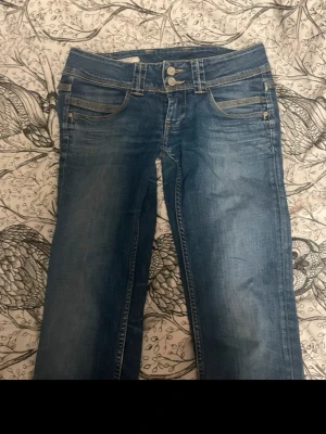 Pepe jeans low waist - Jättesnygg pepe jeans, midjemått 36-37 cm💕innebenslängd 70cm 💞 köpte dom på Vinted men tyvärr passade inte mig! 