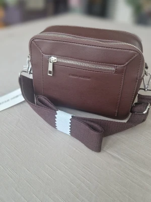 NY Väska från Carin Wester - Snygg väska från Carin Wester. 20 cm lång. . En present som tyvärr inte passade dottern. Ny med lappen kvar. Nypris 450kr