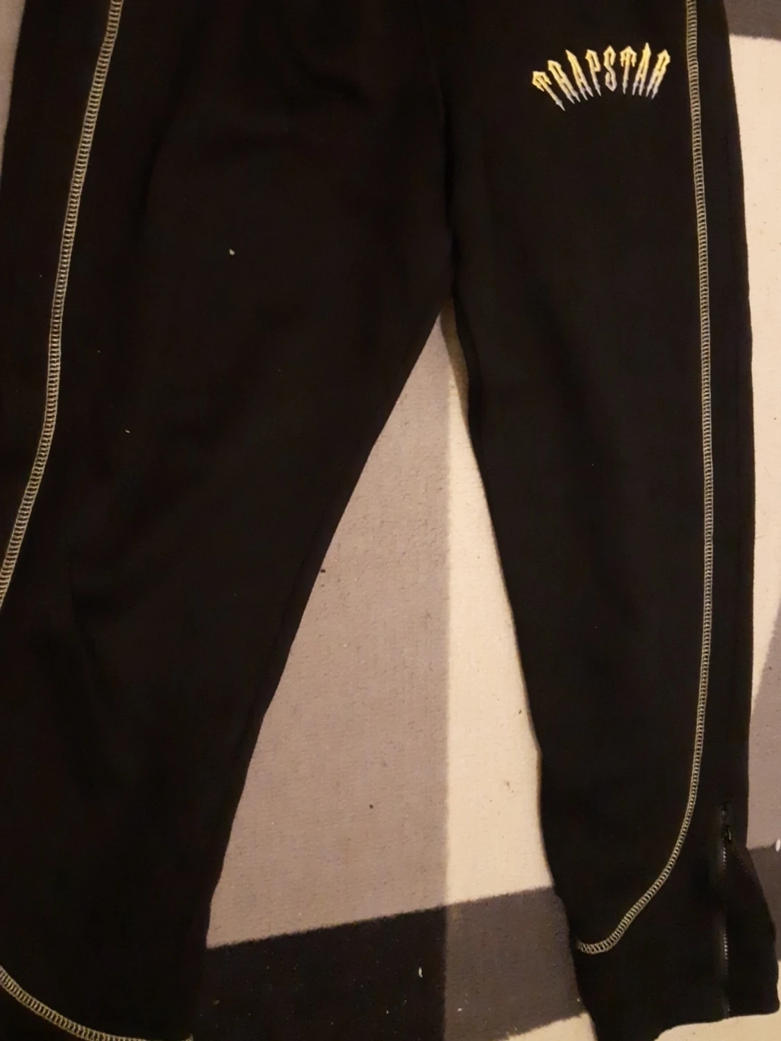 Svart Trapstar set med gula detaljer - 3