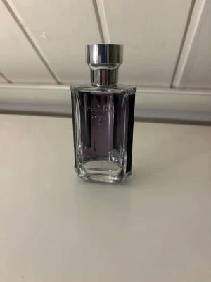 Prada L’homme - Säljer nu splitt på Prada l’homme.                 Storlekarna som finns är 2,3,5 ml men 10 och 30 går även att lösas. Frakten kan lösas både privat eller via plick. Priser||65|85|105| Skriv vid minsta lilla fundering🙌