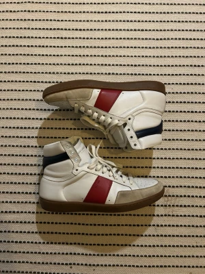 Saint laurent skor - Bra skick. Storlek 40 men kan passa 41-42. Kom garna med bud eller frågor! #saintlaurent #dior #diorhomme #hedislimane #archive #hightop #sneakers
