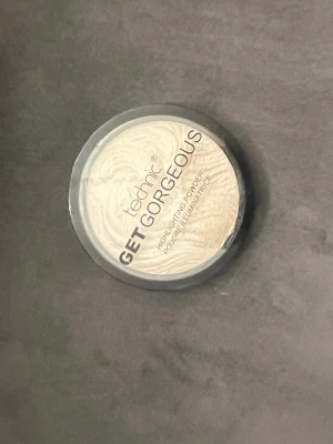 Technic Get Gorgeous highlighter - Technic Get Gorgeous highlighter i puderform med en skimrande champagnefärg. Kommer i en rund dosa med transparent lock och svart botten. Aldrig använd, bara öppnad och sedan legat ett tag.