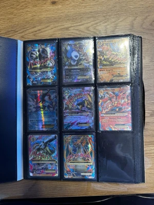 Pokémonkort i samlarpärm - Säljer en samling Pokémonkort i en svart samlarpärm med plastfickor. Korten är holografiska och har färgstarka motiv med olika Pokémon, flera av dem är GX- och EX-kort. Perfekt för dig som vill utöka din samling eller gillar Pokémon! Det går  även att köpa ett kort bara eller fler ifall man är intresserad i några stycken 
