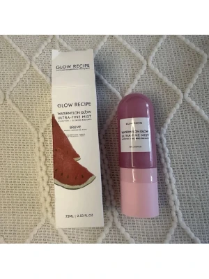Glow Recipe Watermelon Glow Face Mist - Fräsch ansiktsmist från Glow Recipe med doft av vattenmelon. Kommer i en rosa plastflaska med rundad form och matchande förpackning. Perfekt för att återfukta och ge glow till huden under dagen. Innehåller 75 ml.