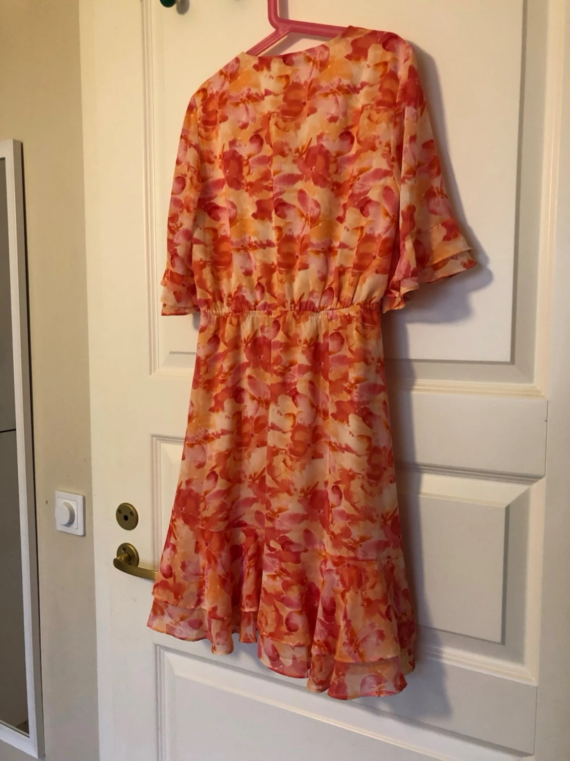 Blommig kortklänning med volang - 5