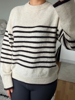 Tröja 🤎 - Mysig tröja med ränder från h&m Divided. Tröjan har långa ärmar och en rund halsringning. Endast använd en gång 🤎