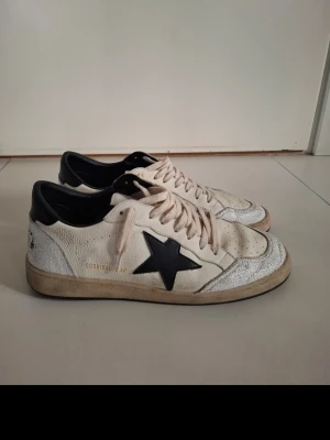 Golden goose - Storlek 45, lite slitna därav priset