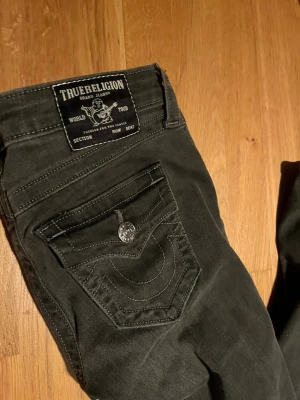 Svarta True Religion jeans bootcut - Jag säljer ett par gråa true religion jeans i Becca w25. Pris kan diskuteras. 