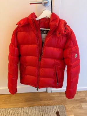 Röd dunjacka från Moncler - Hej, säljer min moncler maya, storlek 2 (S/M). Använd men väldigt gott skick