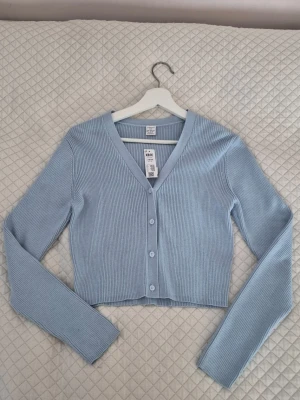 Ny ljusblå kofta Lindex - Helt ny och oanvänd kofta från Lindex💘 Storlek 158/164, passar XS/S. Enkel att styla, säljer eftersom jag har för många liknande! Fri frakt under vecka 6