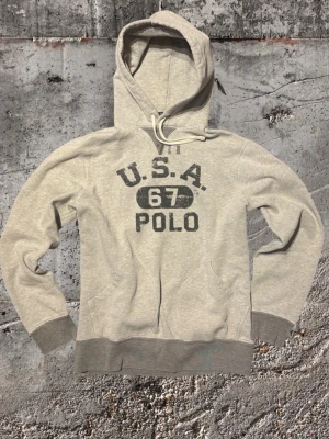 Ralph Lauren hoodie - Tjena, säljer nu en riktigt snygg hoodie ifrån Polo Ralph Lauren. Hoodien är i ett mycket bra skick och i storleken M. Om du har några frågor är det bara att skriva!