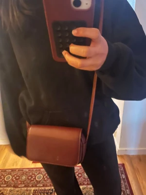 Väska - säljer nu en snygg vinröd crossbody väska från åhléns som tyvärr ej kommer till använding💕🤍