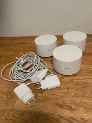 Google Wifi mesh-router 3-pack - Säljer ett Google Wifi mesh-router 3-pack i vitt. Ingår tre runda enheter med tillhörande strömadaptrar och kablar. Perfekt för att få stabilt wifi i hela hemmet. Smidig installation via app och snygg, minimalistisk design i plast.