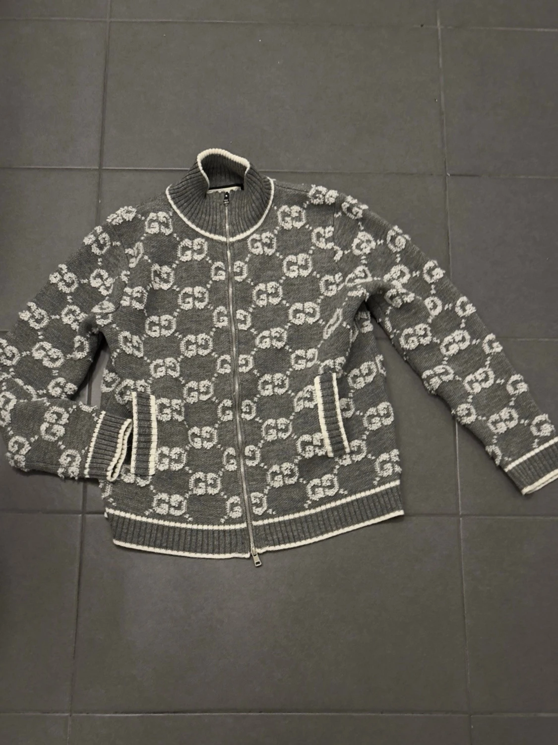 Grå stickad kofta från Gucci