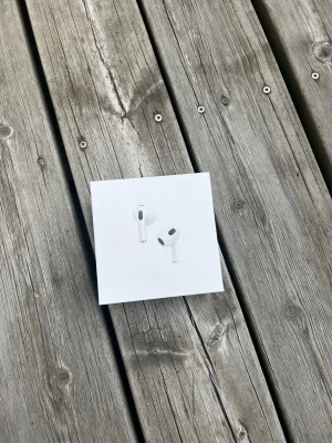 Apple AirPods 3 trådlösa hörlurar - Säljer ett par Apple AirPods 3, trådlösa hörlurar i vit färg. Snygg och stilren design med rundade former och smidig passform. Perfekta för musik, poddar och samtal. Levereras i originalförpackning.