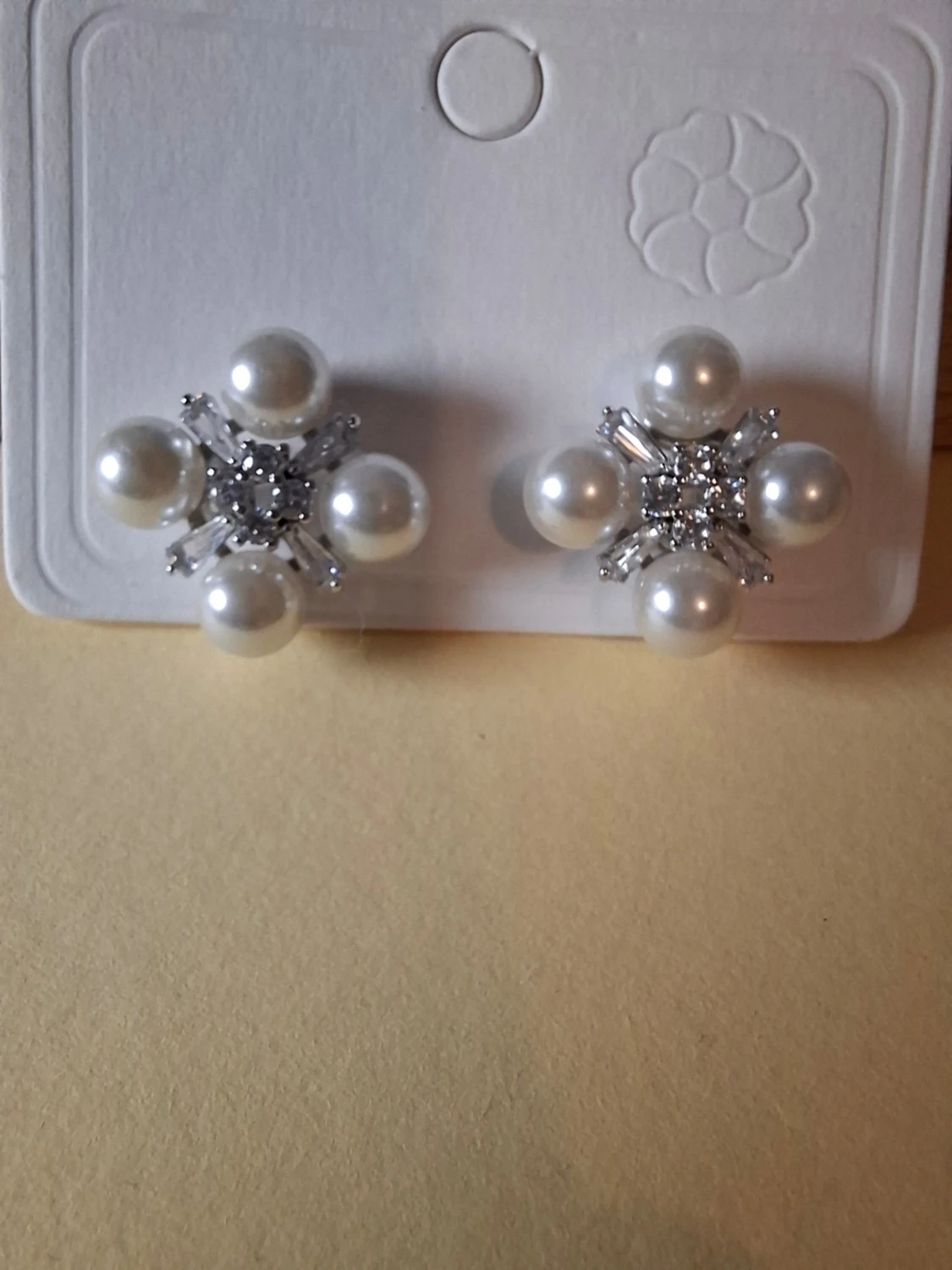 Silvriga örhängen med pärlor och stenar - 1